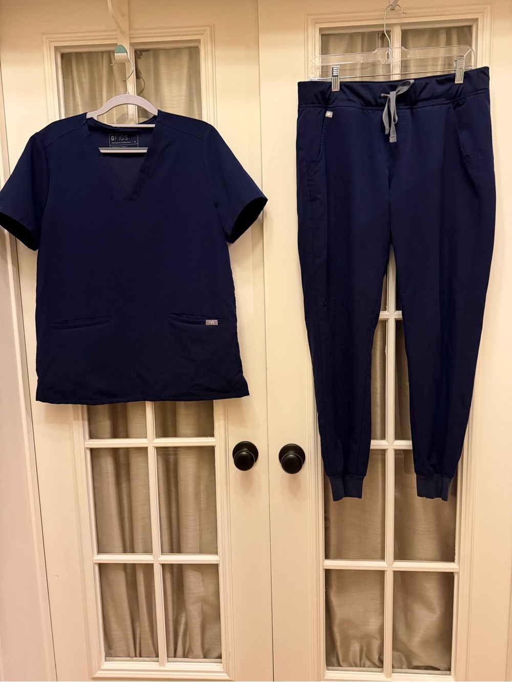 MEDIUM Navy Women’s Figs Scrub Set w/ Joggers EUC